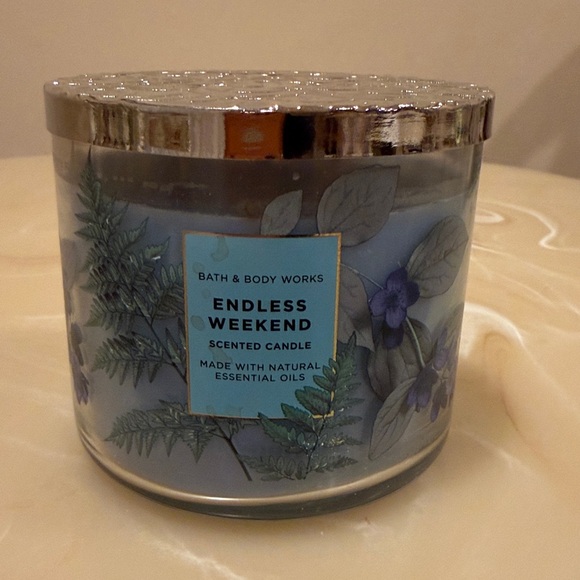 Bath & Body Works Endless Weekend Candle - Picture 2 of 6